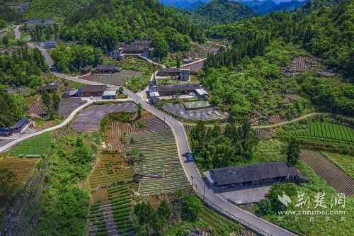宣恩縣椒園集鎮(zhèn)至鑼圈巖段公路，全長8公里，途經(jīng)椒園村、涼風村、鑼圈巖村，該公路建成既有效帶動沿線煙葉等產(chǎn)業(yè)發(fā)展，又是曜天眼景區(qū)的
