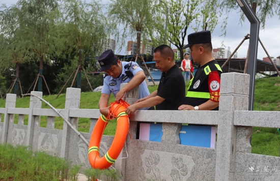 雙鶴派出所民輔警在轄區(qū)重點水域排查隱患，裝配救生工具.jpg