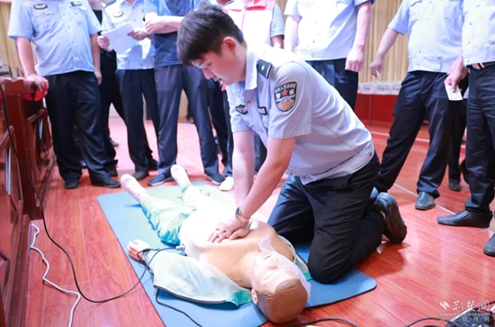 7月17日，嘉魚縣公安局治安大隊會同縣紅十字會組織開展一線民輔警防溺水急救技能專項培訓(xùn).jpg