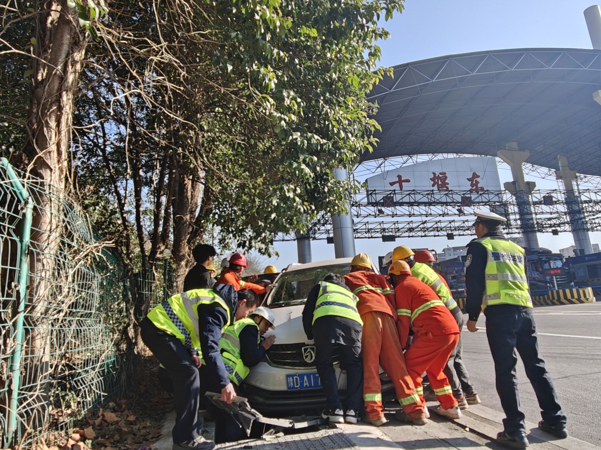 小車誤入邊溝,暖心救援.jpg.jpg