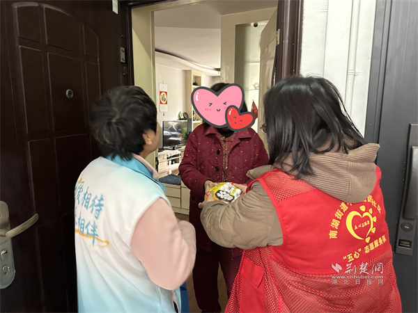 志愿小隊(duì)上門為轄區(qū)獨(dú)居、高齡老人送去湯圓.jpg