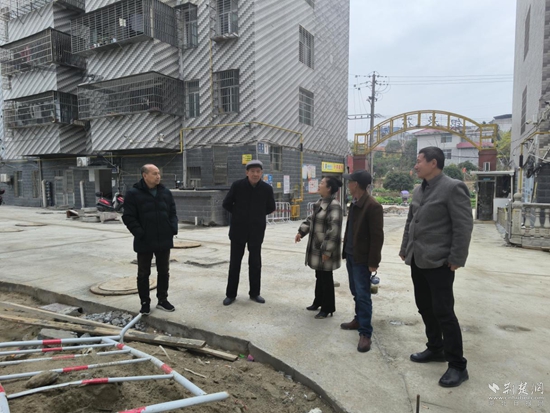 銀泉花園小區(qū)黨支部書(shū)記李正明與社區(qū)網(wǎng)格員、物業(yè)經(jīng)理、居民代表現(xiàn)場(chǎng)商議小區(qū)改造問(wèn)題.jpg